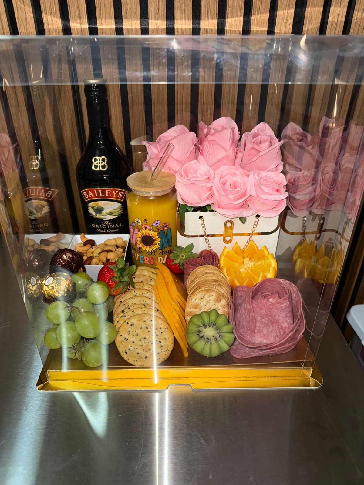 Bandeja personalizada con frutas y dulces