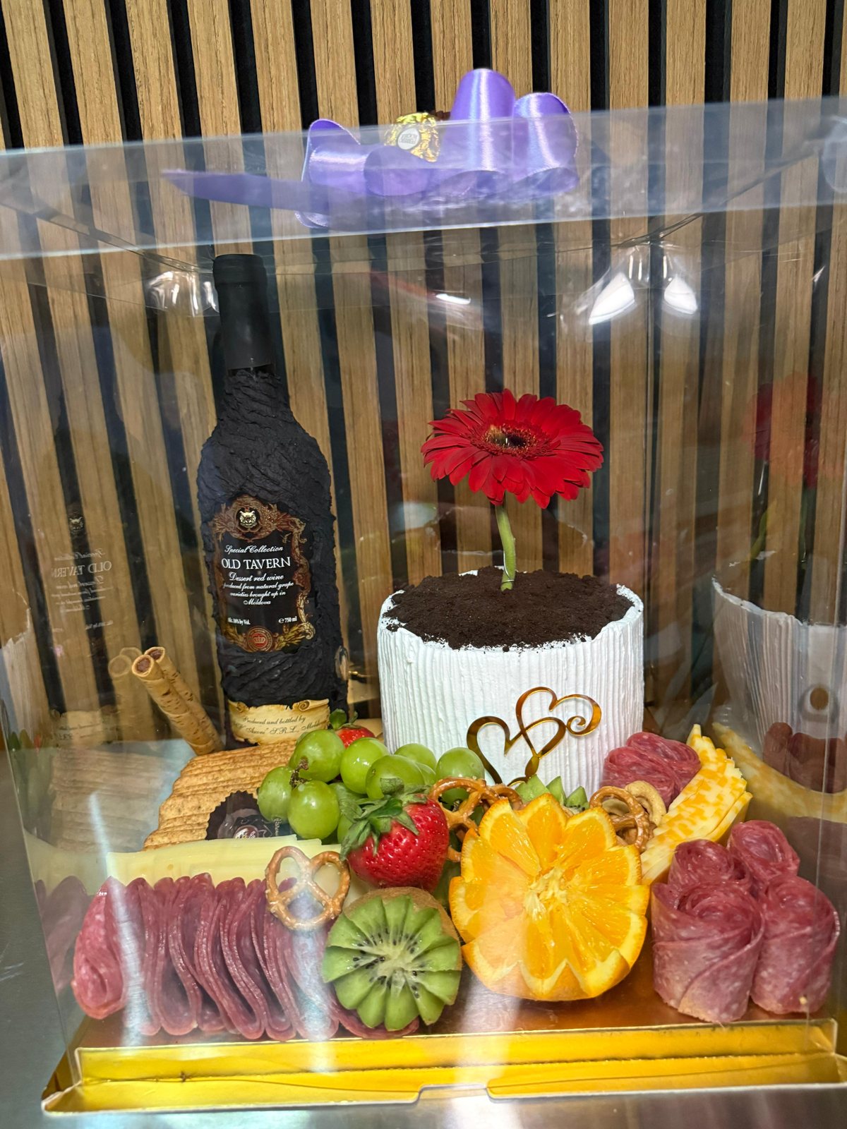 Bandeja personalizada con bizcocho y flores