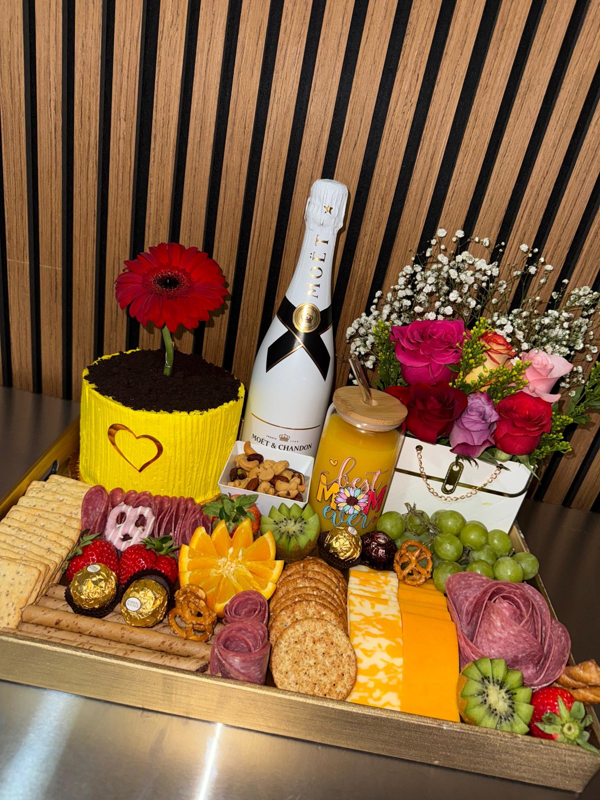 Bandeja personalizada con vino y dulces