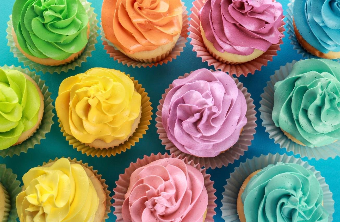 Cupcakes coloridos con decoración floral